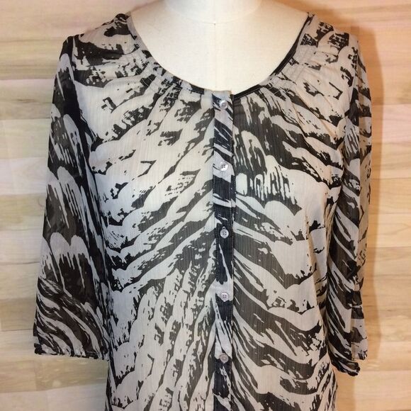 Express Woman's Long Sheer Animal Print Button-Down Swimsuit Cover Up-Size M - Picture 4 of 7